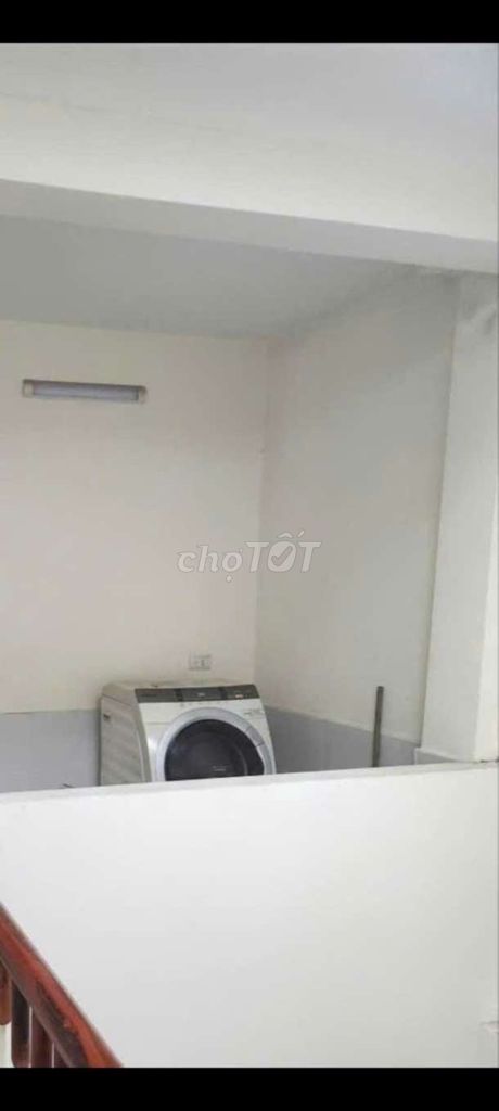 Сдается отдельно стоящий дом 32m2x4-этажный, широкий переулок, недалеко от главной площади