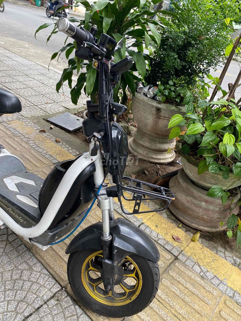 Xe đạp điện Trắng Đen. Mua bán Xe điện tại Quận Thanh Khê Đà Nẵng được đăng bởi Van Huy  hình 7