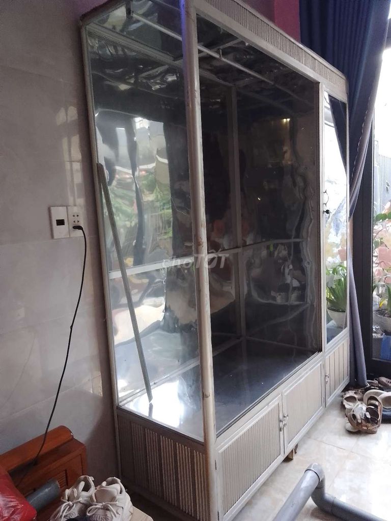 Tủ trưng bày nhôm kính Bạc nguyên vẹn. Mua bán Tủ, kệ gia đình tại Quận Sơn Trà Đà Nẵng được đăng bởi Hoàng Anh hình 1