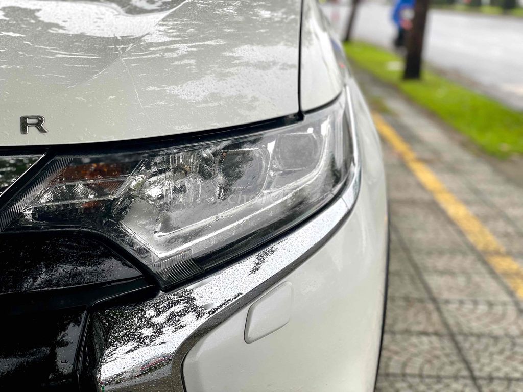 Mitsubishi Outlander 2.0 Premium Trắng zin nguyên. Mua bán Ô tô tại Quận Cẩm Lệ Đà Nẵng được đăng bởi Alex Bui hình 1