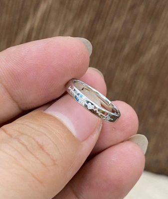 Nhẫn bạc Nữmạvàng trắng,form nhỏ,hoạ tiết tối giản. Mua bán Phụ kiện thời trang khác tại Quận 3 Tp Hồ Chí Minh được đăng bởi Hàng hiệu Secondhand