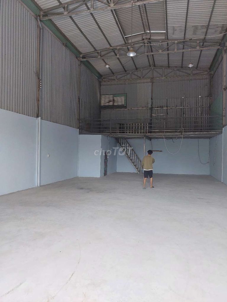 Cho thuê kho ngã tư ga 200m2 15tr