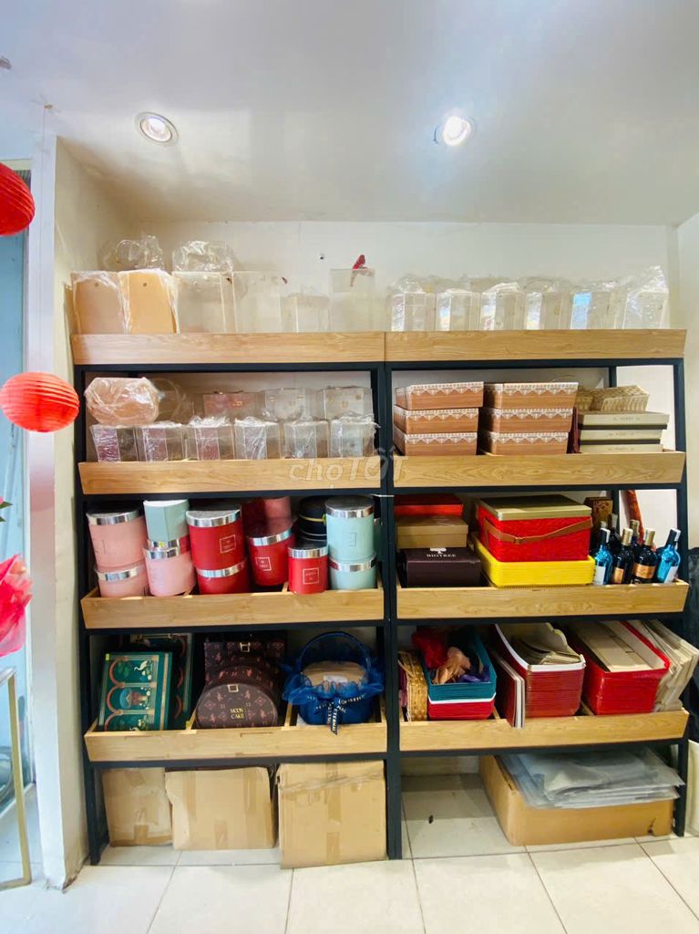 Kệ trưng bày gỗ kim loại. Mua bán Tủ, kệ gia đình tại Quận Bình Thạnh Tp Hồ Chí Minh được đăng bởi Đào Nguyễn Trọng Hương hình 1