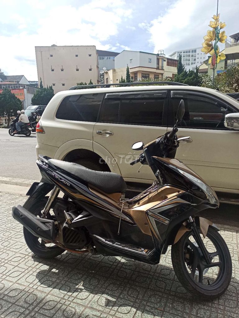 Honda Air Blade Vàng đồng Thể thao. Mua bán Xe máy tại Thành phố Đà Lạt Lâm Đồng được đăng bởi Trần Thu hình 3