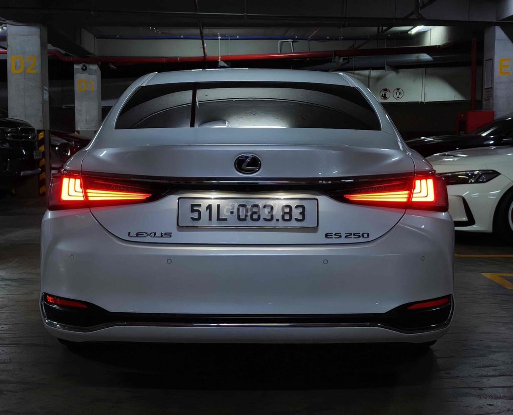Lexus ES250 2018 Красивый коричневый белый