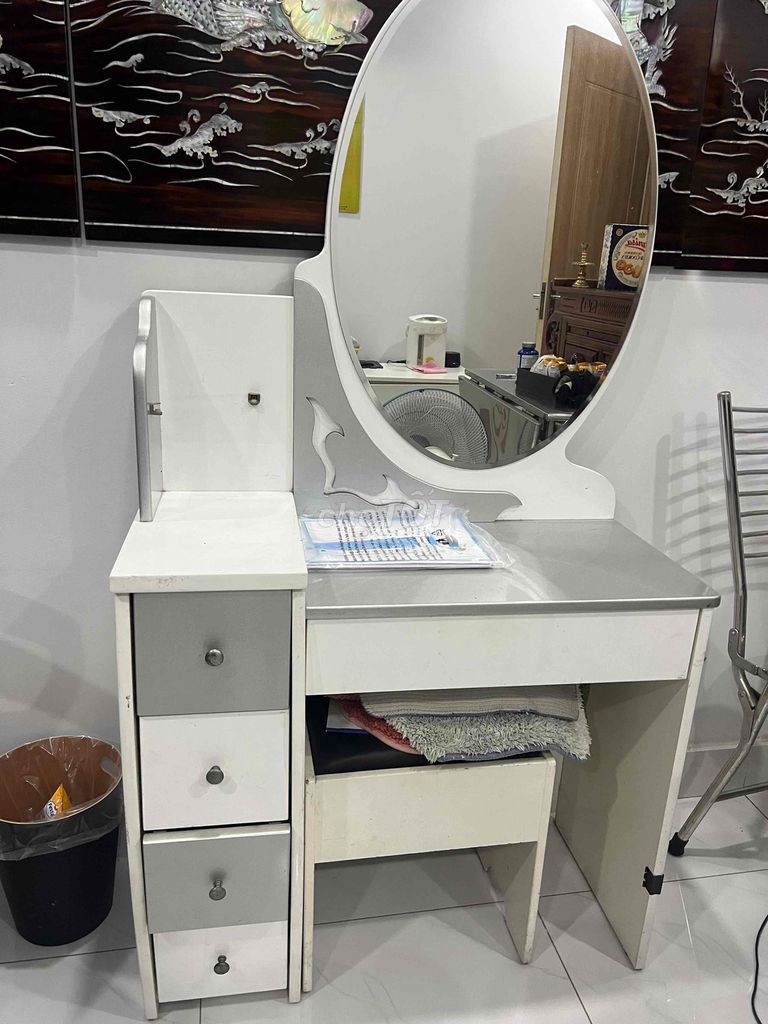 Bàn trang điểm Gỗ Trắng xám. Mua bán Bàn ghế tại Huyện Đức Hòa Long An được đăng bởi Vũ Trần hình 1