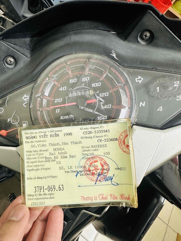 Honda Wave tay ga, màu đen đỏ