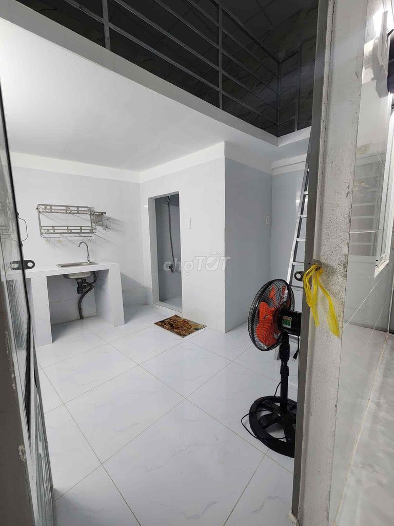 Nhượng phòng trọ 803 Huỳnh Tấn Phát  Do có việc cá nhân cần chuyển đi