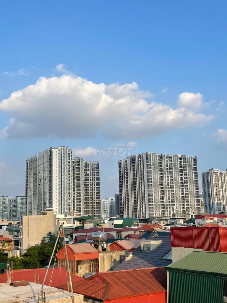 ПРОДАМ ЛИФТЫ CCMN HONG MAI- 7 ЭТАЖЕЙ — 2 ОТКРЫТЫХ — ПЕРЕУЛКИ — РЯДОМ С МАШИНАМИ.