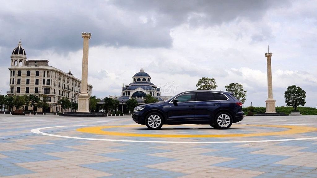 Volkswagen Touareg Luxury 2.0 TSI 2025, синий