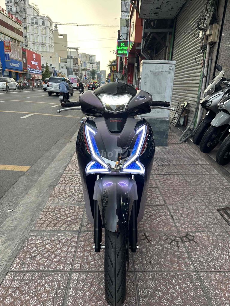 Основной владелец полносветодиодной аудиосистемы Honda SH 150i ABS 2018