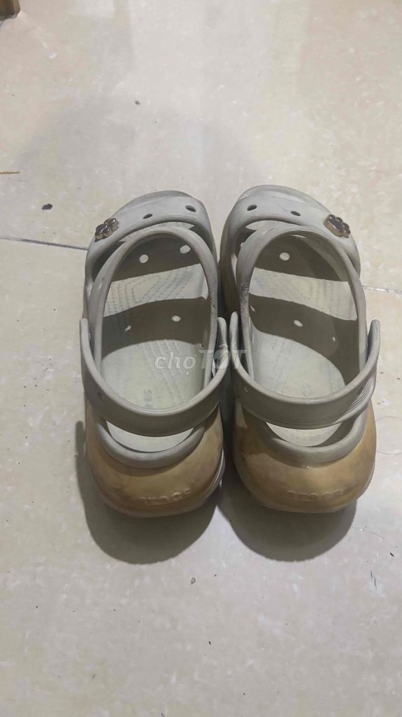 Dép Crocs nhựa Xám, Nâu. Mua bán Giày dép tại Thành phố Thủ Đức Tp Hồ Chí Minh được đăng bởi ltnt hình 1