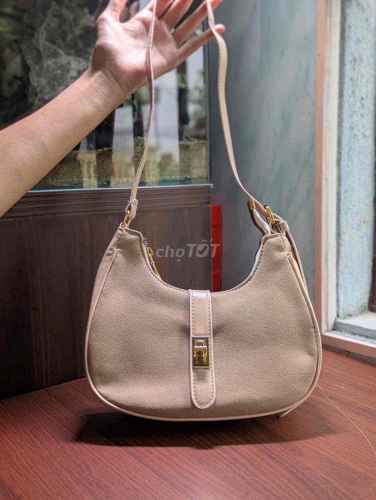Túi kẹp nách Nữ Da lộn Kem size 20. Mua bán Túi xách tại Huyện Kiến Thuỵ Hải Phòng được đăng bởi Huyền Trang hình 1