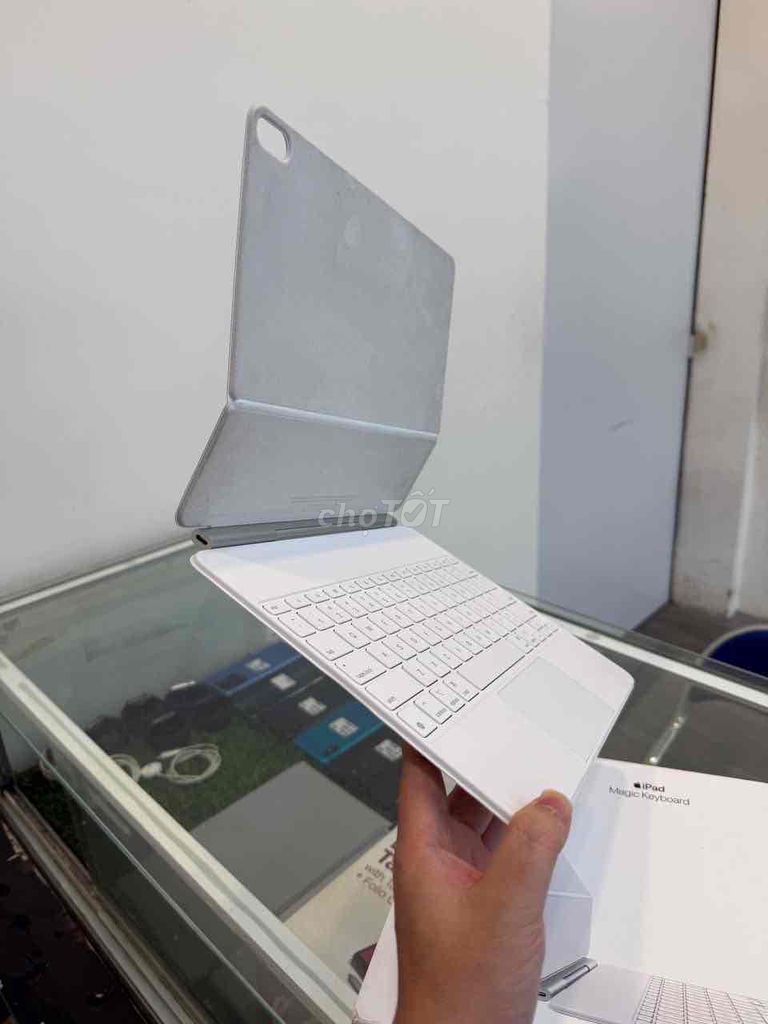 Apple Magic Keyboard Trắng iPad Air M2/M3/M4 99%. Mua bán Phụ kiện (Màn hình, Chuột...) tại Quận 3 Tp Hồ Chí Minh được đăng bởi Nam Á Mobile hình 1