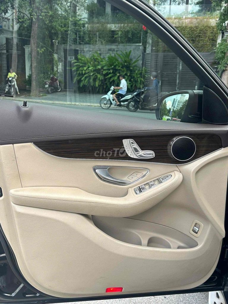 Mercedes Benz GLC200 sx 2018 màu đen. Mua bán Ô tô tại Quận Cầu Giấy Hà Nội được đăng bởi Cao Quý hình 7