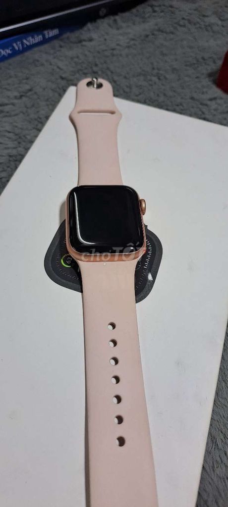 Apple Watch Series 4 Vàng hồng. Mua bán Thiết bị đeo thông minh tại Quận 10 Tp Hồ Chí Minh được đăng bởi Hiếu Apple Watch hình 1
