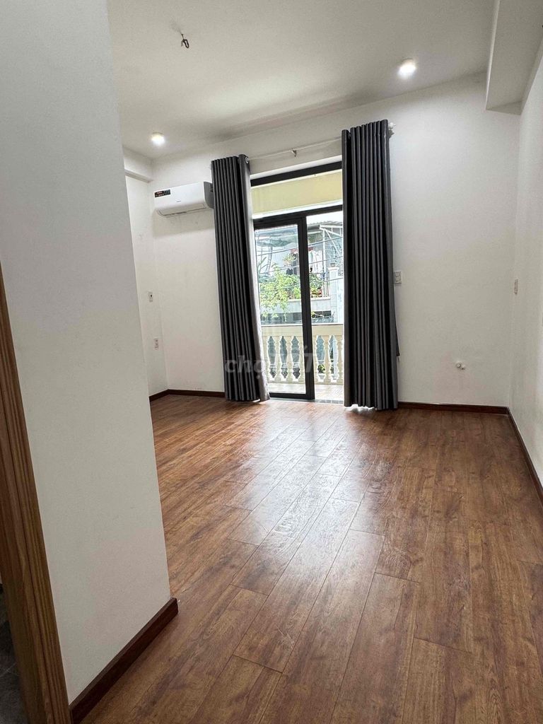BAN CÔNG - SẴN MÁY LẠNH - THANG MÁY