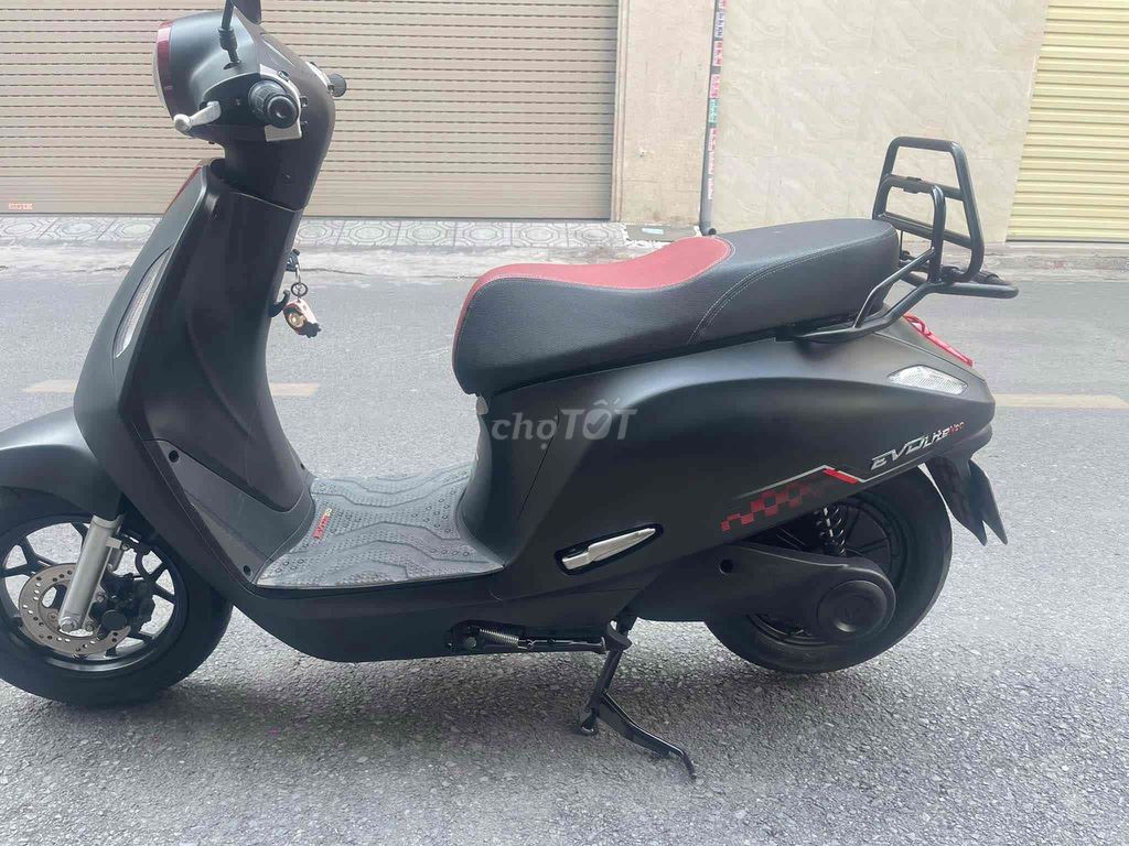 Черный электрический скутер VinFast Evo 200