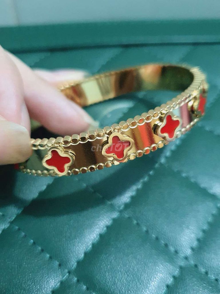 Vòng tay Kim loại Nữ Vàng Đỏ. Mua bán Phụ kiện thời trang khác tại Thành phố Tây Ninh Tây Ninh được đăng bởi phạm hồng thúy hình 1