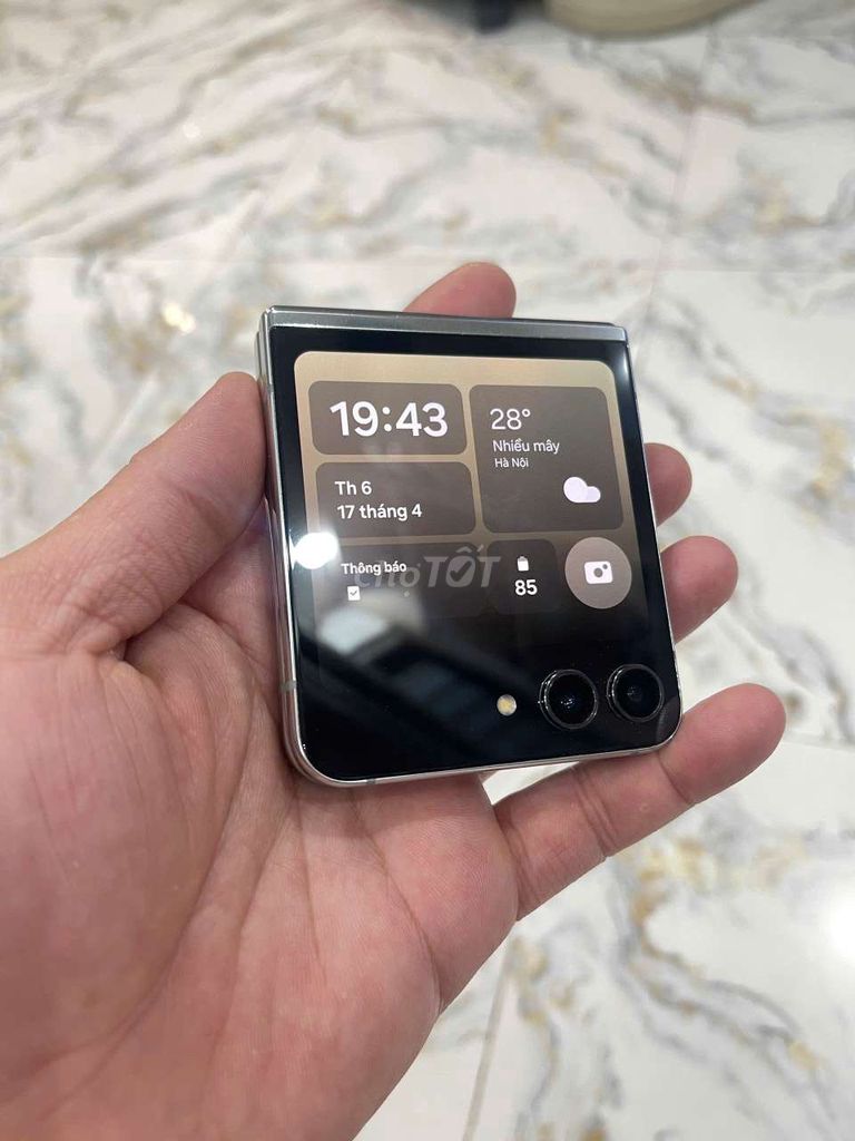 Samsung Galaxy Z Flip5  Đã qua sử dụng. Mua bán Điện thoại tại Quận Hoàng Mai Hà Nội được đăng bởi Trần Quang Tuấn hình 1