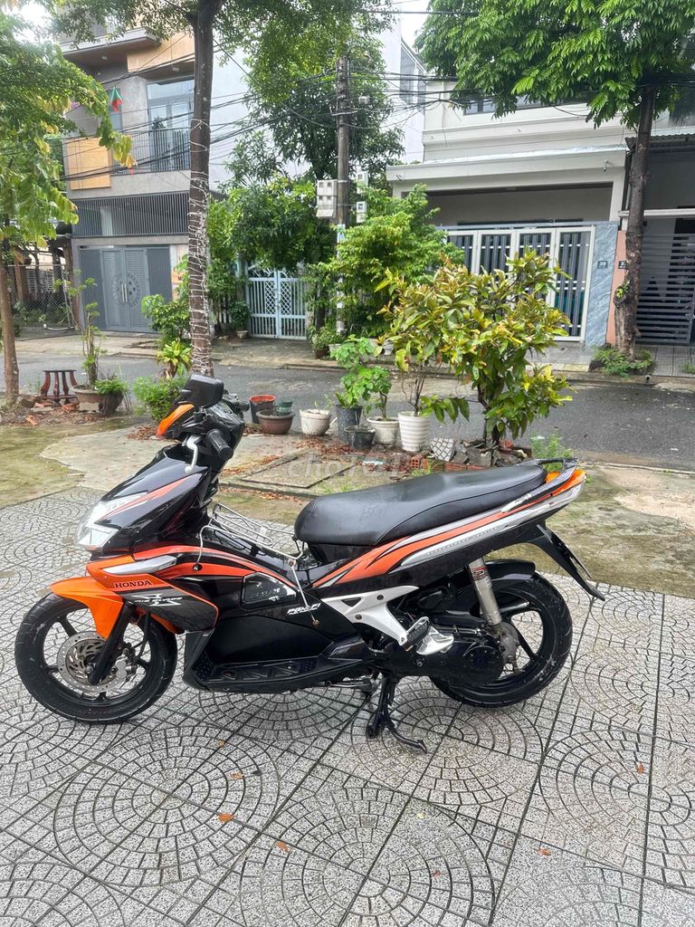 Honda Air Blade черно-оранжевый скутер