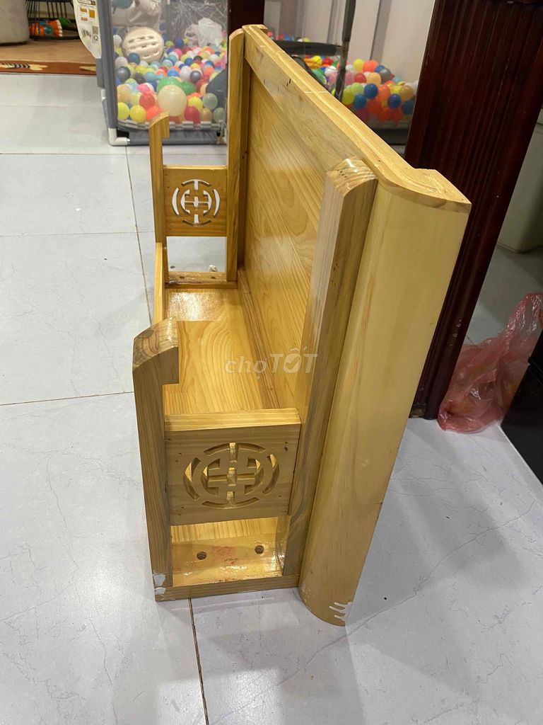 Bàn thờ treo tường gỗ Vàng nhạt. Mua bán Nội thất, đồ gia dụng khác tại Quận Cầu Giấy Hà Nội được đăng bởi Dinh Phong hình 1