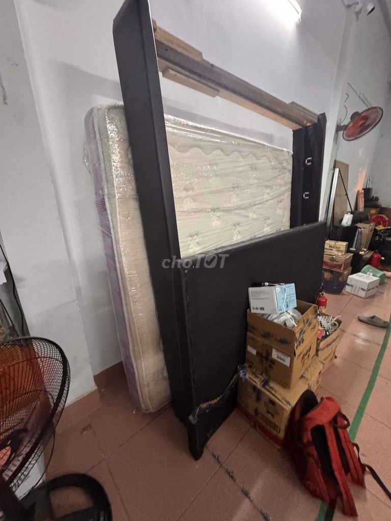 Bộ khung giường 1m8 (đã sử dụng). Mua bán Giường, chăn ga gối nệm tại Quận Bình Tân Tp Hồ Chí Minh được đăng bởi Diễm My hình 1