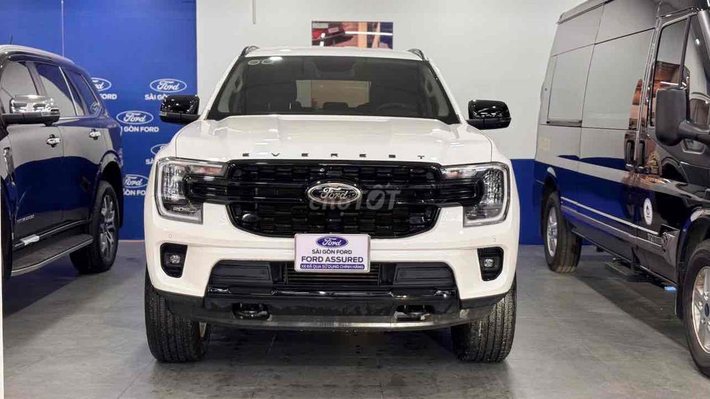 Hãng Ford bán Everest Sport 2023 lướt như mới 99%