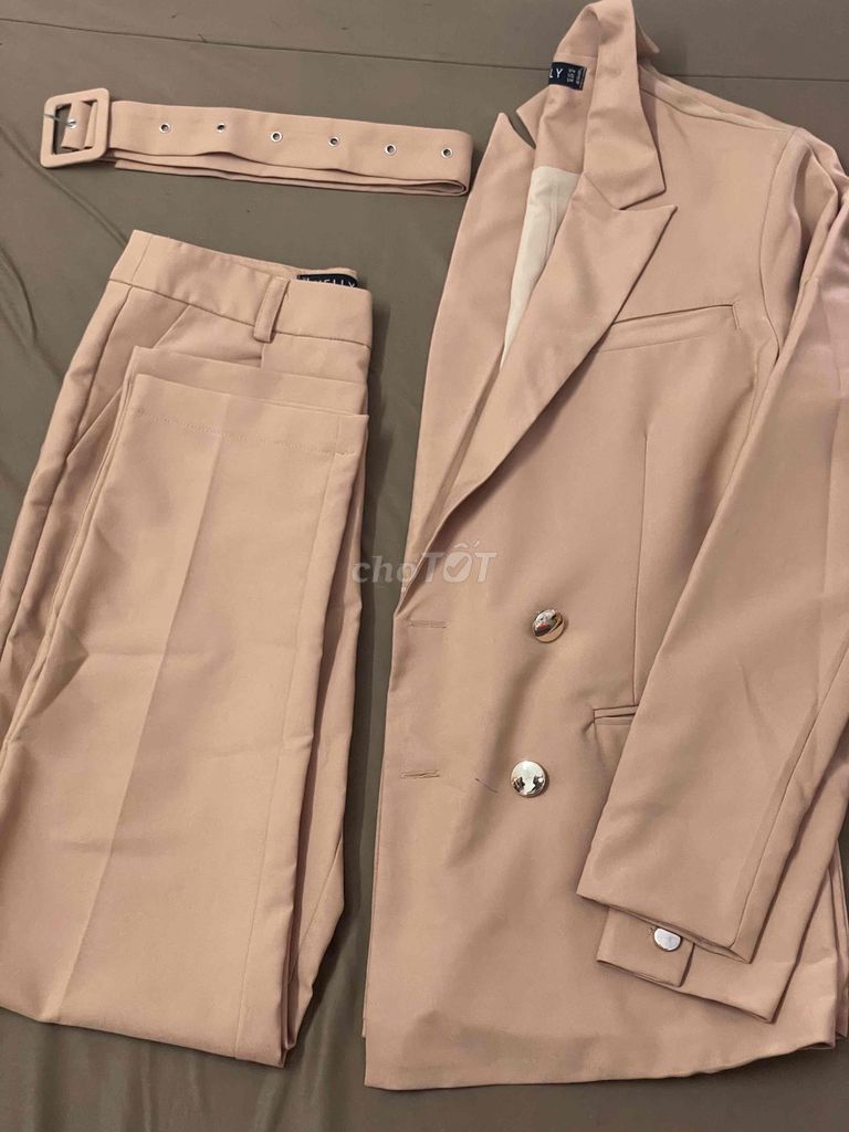 Bộ vest nữ Vải mềm mại Hồng nhạt Mới. Mua bán Quần áo tại Quận 12 Tp Hồ Chí Minh được đăng bởi Dư Huỳnh Thư hình 1