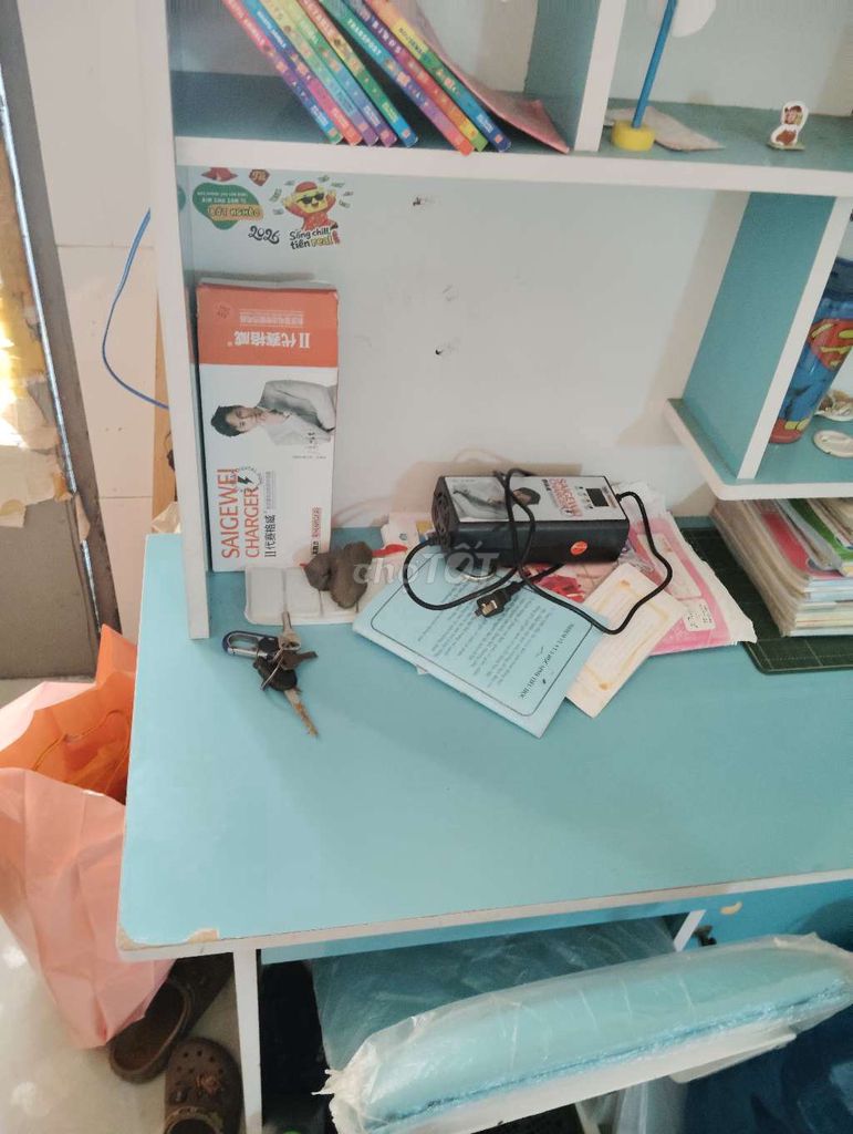 Bàn học gỗ xanh dương kèm ghế nệm. Mua bán Bàn ghế tại Thành phố Thủ Đức Tp Hồ Chí Minh được đăng bởi Jolie Trần hình 1