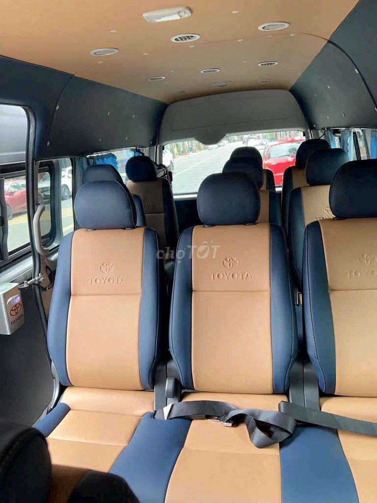 Toyota Hiace 16 chỗ 2017 xám bạc số sàn đẹp. Mua bán Ô tô tại Quận Gò Vấp Tp Hồ Chí Minh được đăng bởi Quang hình 2