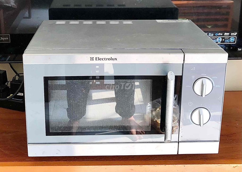 lò vi sóng electrolux 22L gần như mới