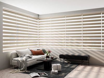 Nhân viên lắp đặt rèm cửa và hấp sóng rèm