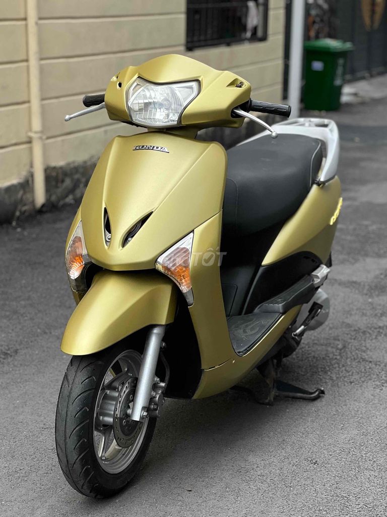 Золотой скутер Honda Lead Fi