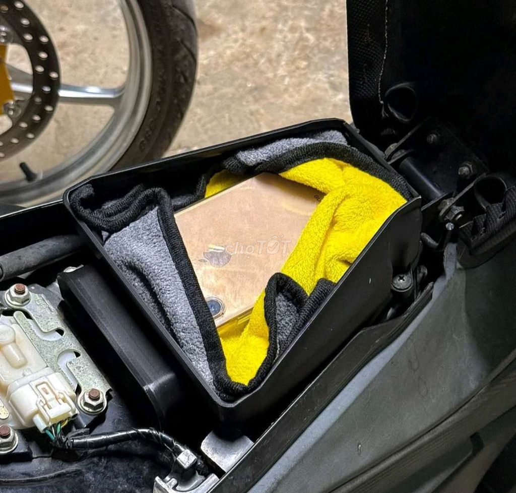 Cốp yên xe máy Winner X V2 màu đen. Mua bán Phụ tùng xe tại Huyện Nhơn Trạch Đồng Nai được đăng bởi Nguyễn Hoàng Tuấn hình 1