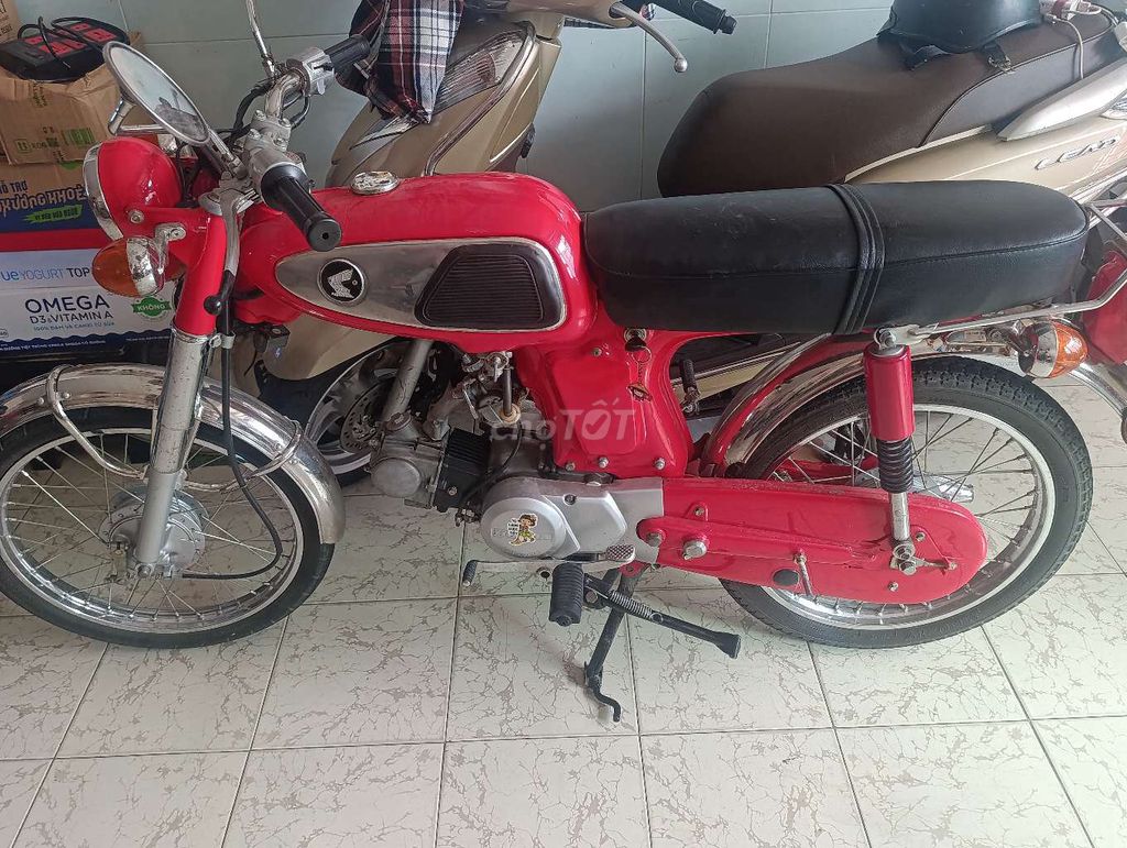 Красная Honda 67, 4-ступенчатая, экономичная