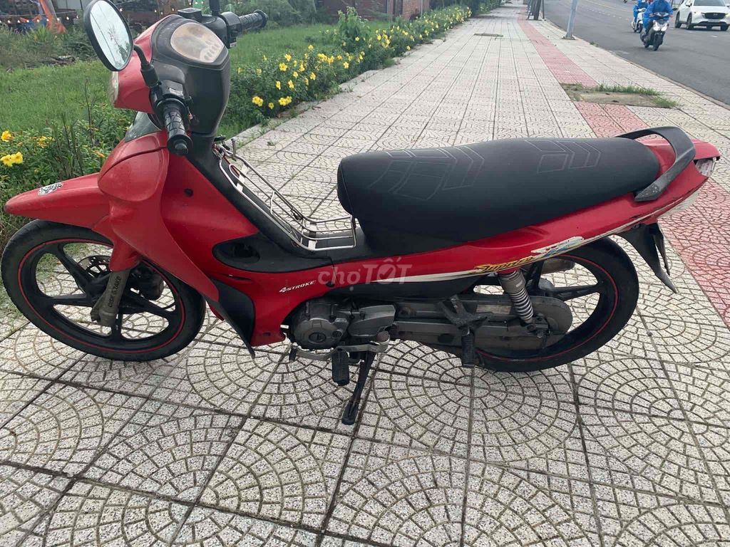Красный скутер Yamaha Юпитер R
