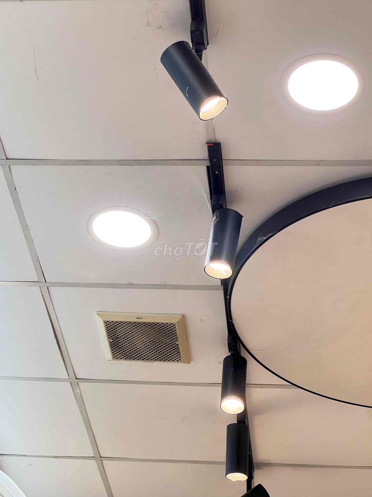 Đèn chiếu gắn trần Kim loại Vàng 4 cái/bộ. Mua bán Đèn tại Huyện Củ Chi Tp Hồ Chí Minh được đăng bởi Nguyễn Minh Quân hình 1