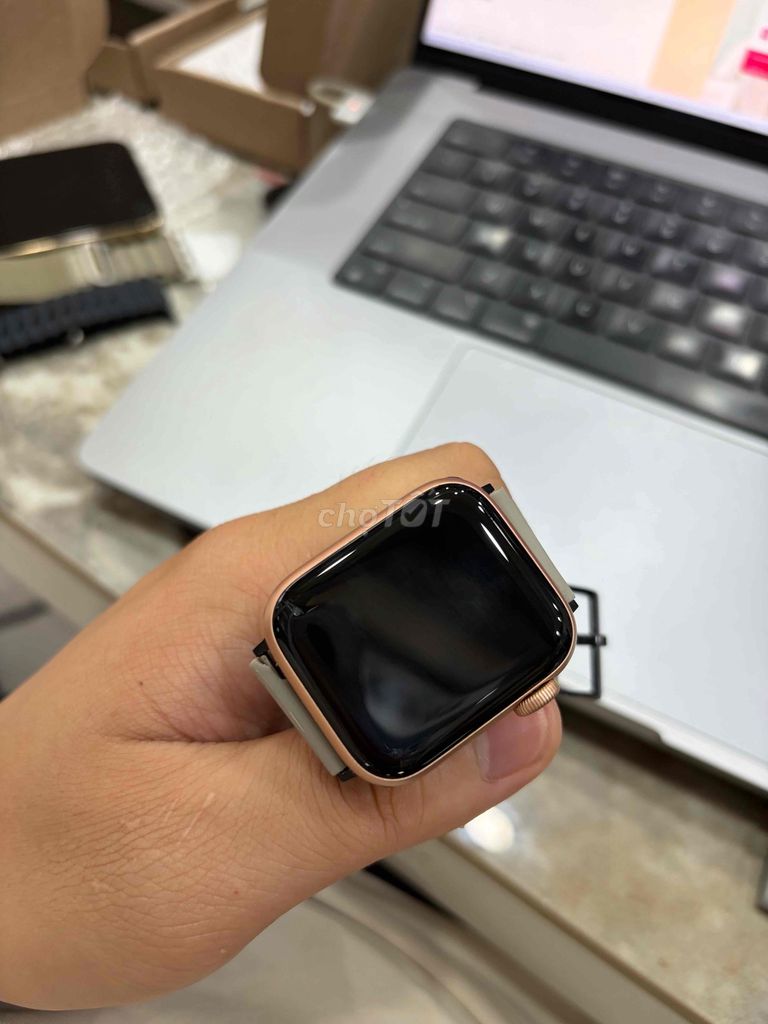 Apple Watch SE 40mm Vàng hồng. Mua bán Thiết bị đeo thông minh tại Huyện Thanh Trì Hà Nội được đăng bởi Đoàn Xuân Tùng hình 1