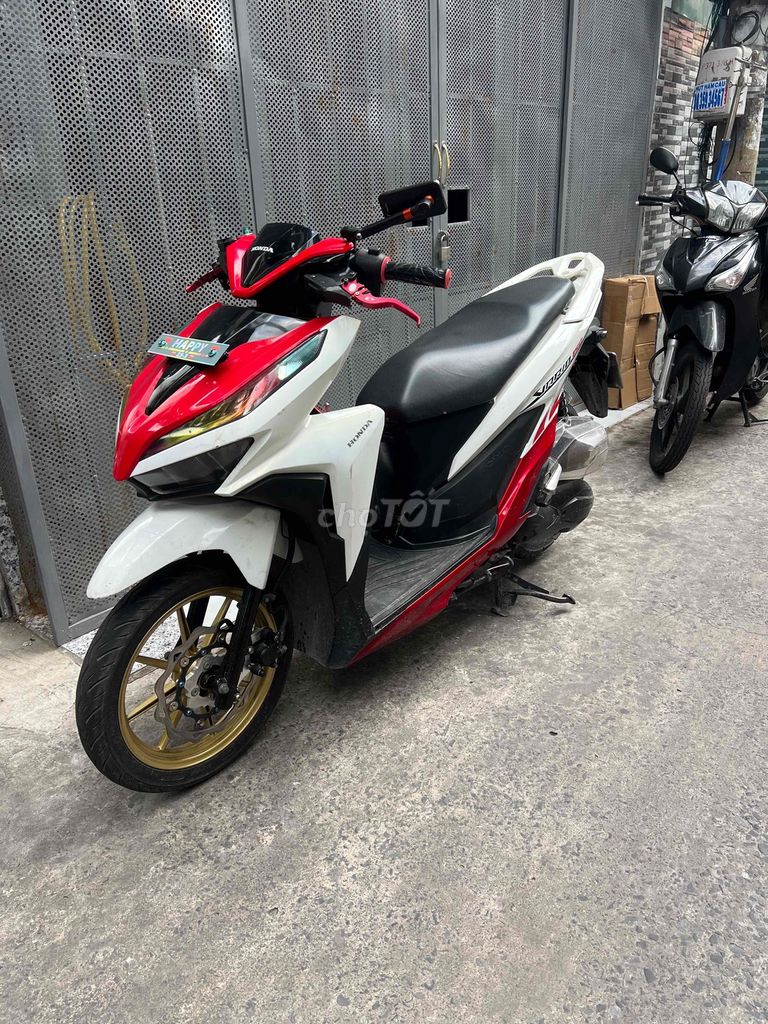 Honda Vario 150 2019 с хошиминскими номерами и хозяином