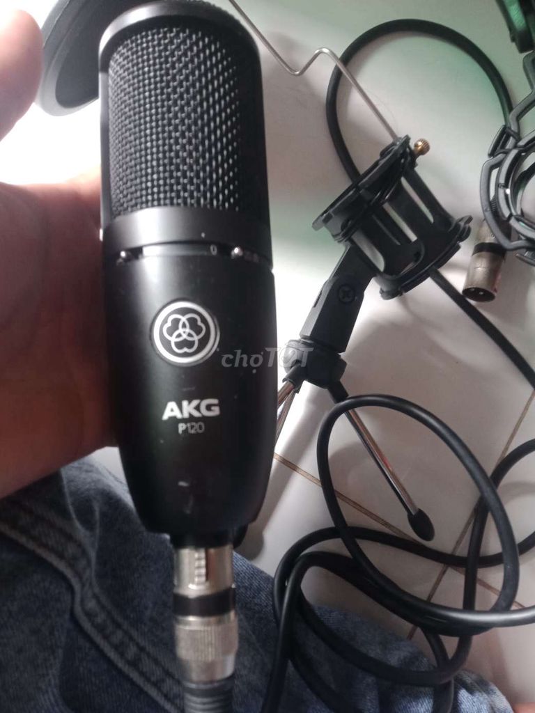 Micro thu âm đa năng AKG P120 như hình.