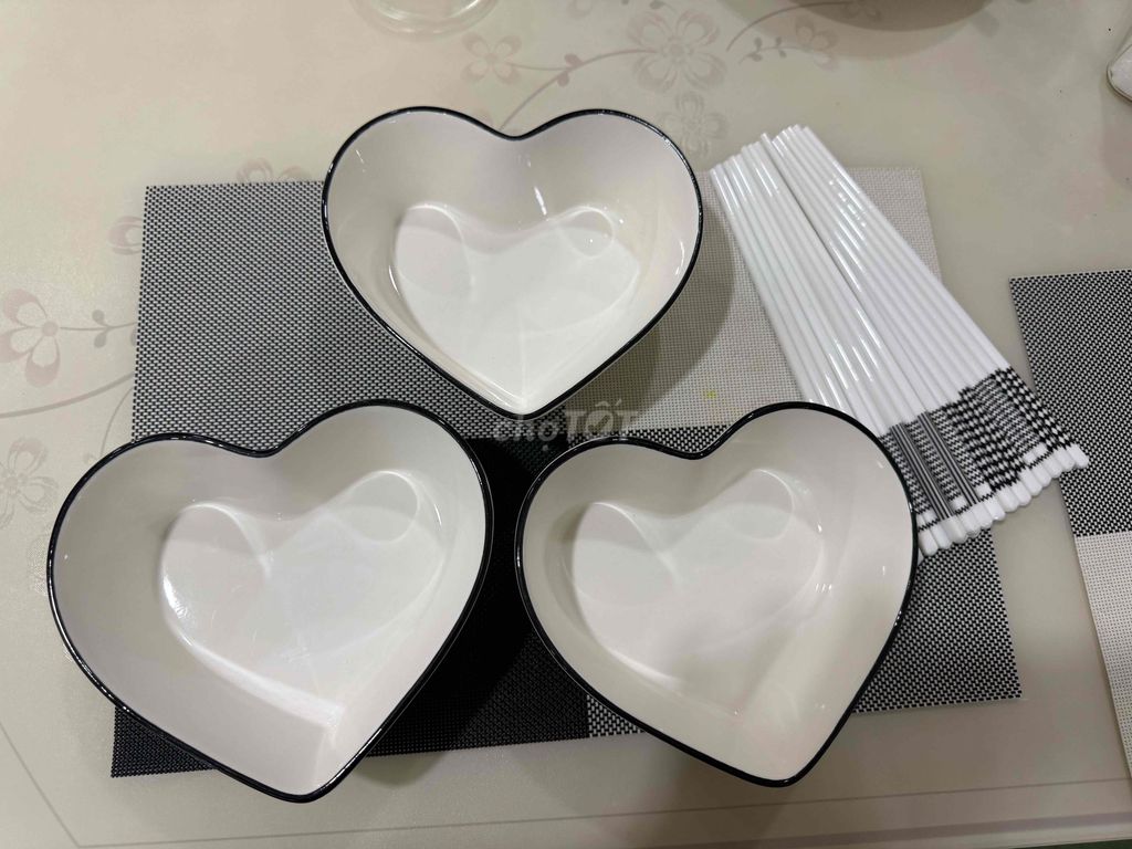 Bộ tô đũa sứ trắng hình trái tim. Mua bán Dụng cụ nhà bếp tại Quận Sơn Trà Đà Nẵng được đăng bởi Nguyễn Quỳnh an hình 1