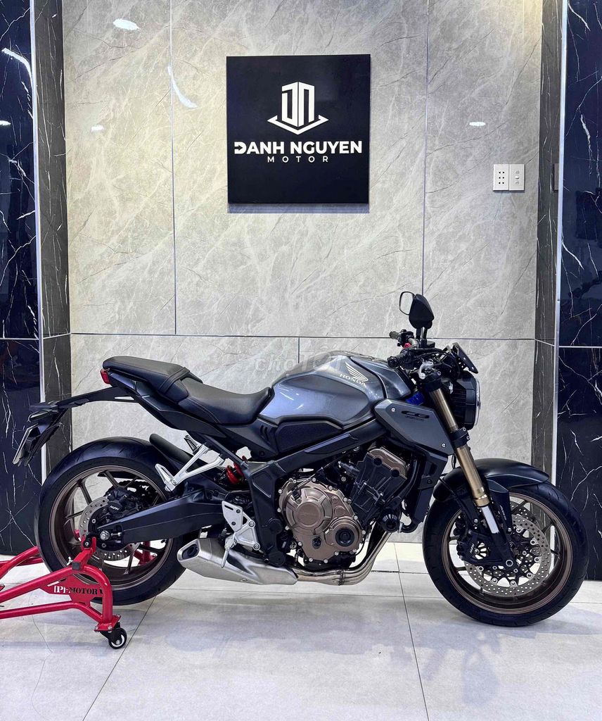 Honda CB650R 2023 серая 2 800 км