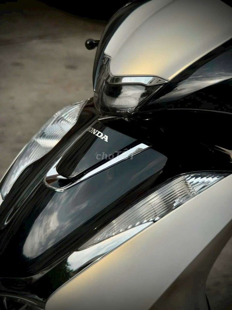 Хонда SH 160i ABS 2024 Черно-белая 13 000 км