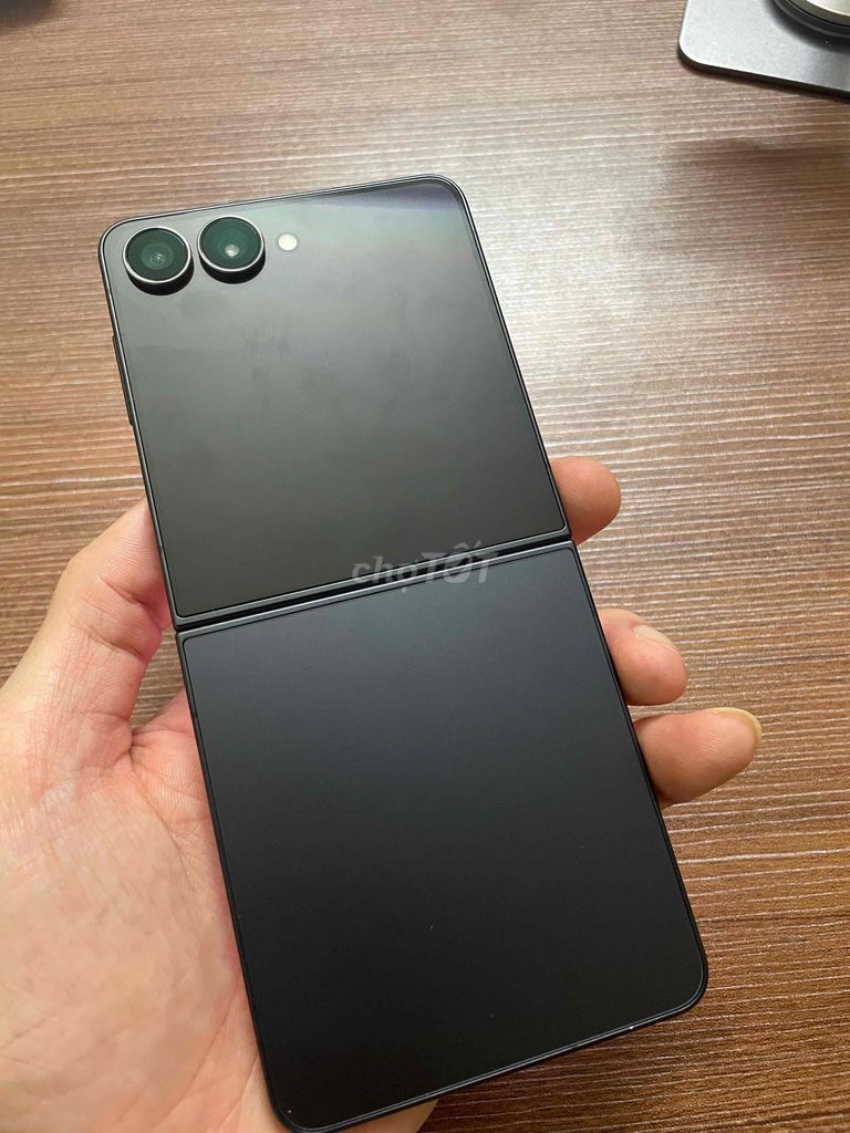 Samsung Z Flip7 Đen Nguyên bản. Mua bán Điện thoại tại Quận Hà Đông Hà Nội được đăng bởi phạm hình 1