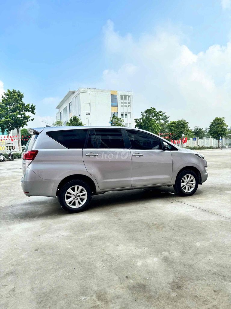 Toyota Innova 2.0E Số sàn 2019 Ghi bạc biển 30/F