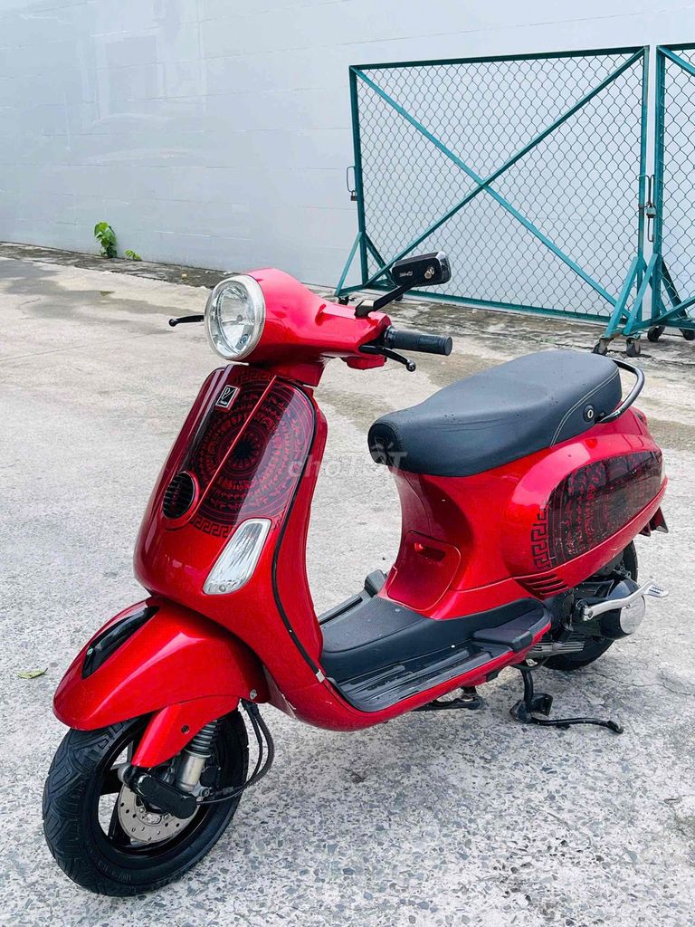 Красный самокат Piaggio Vespa с гладким цинком