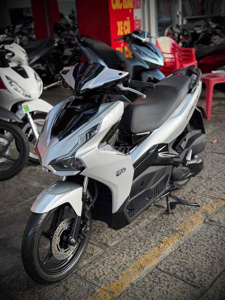 Главная подпись Honda Airblade 125 2020 года, серебристый Porsche