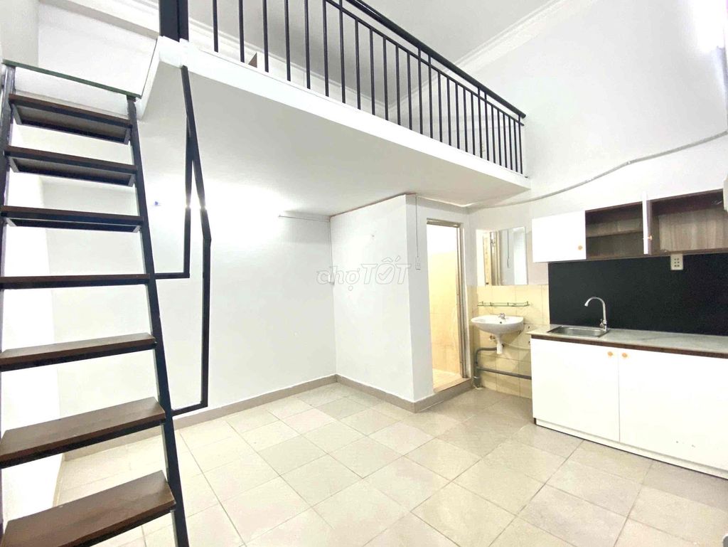 PHÒNG GÁC CAO 1M8 - Ở 2-3 NGƯỜI - NGAY CỘNG HOÀ