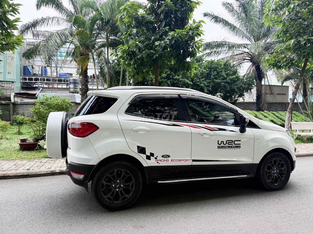 Ford EcoSport, титановый белый, автоматический 120,080 км